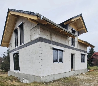 Ilustracja Piękny piętrowy został wyposażony w okna na profilu Aluplast Intertec85